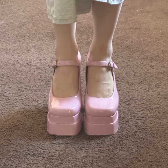 Jeffrey Campbell Chillin Platform Mary Jane Pump
PINK CRINKLE PATENT - Picture 8 of 9